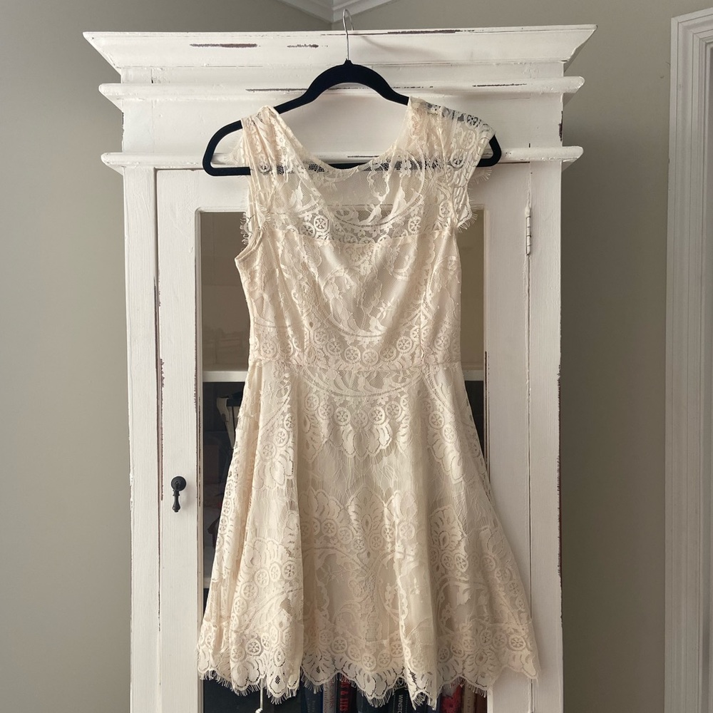 Lace cocktail dress with keyhole back detail